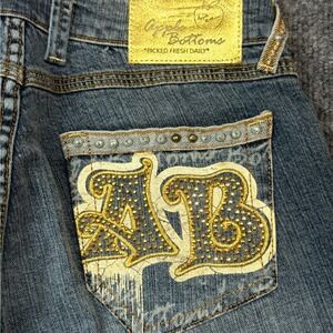 VTG Y2K Apple Bottoms Women Capri Jeans Size 7/8 Blue Denim Embellished Logo NWT